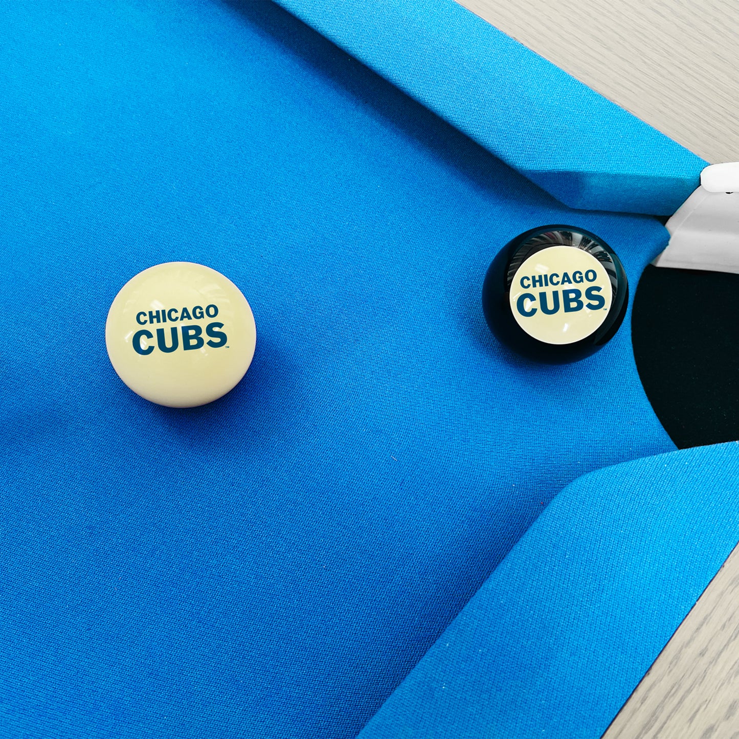 Chicago Cubs 8 ball and cue ball set