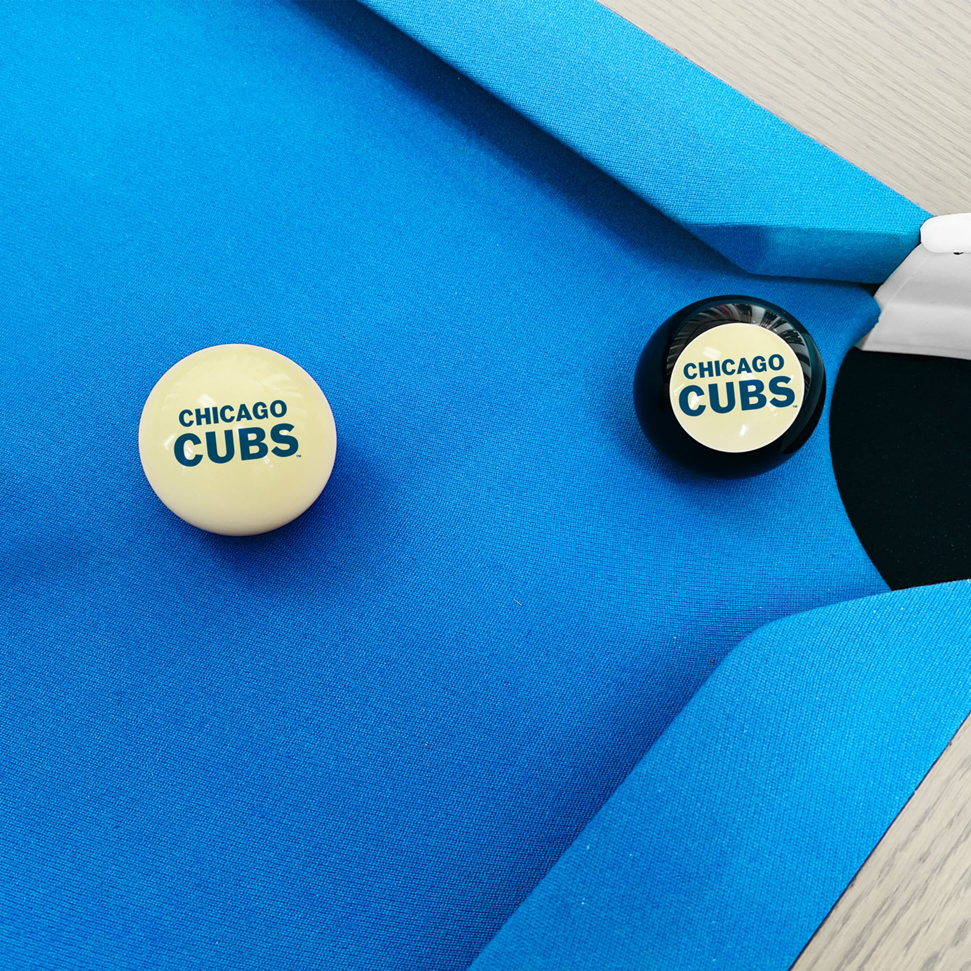 Chicago Cubs 8 ball and cue ball set